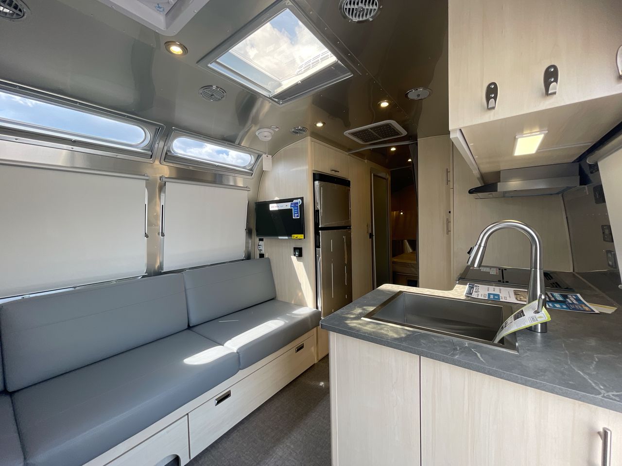2026 Airstream 25FBQ Base