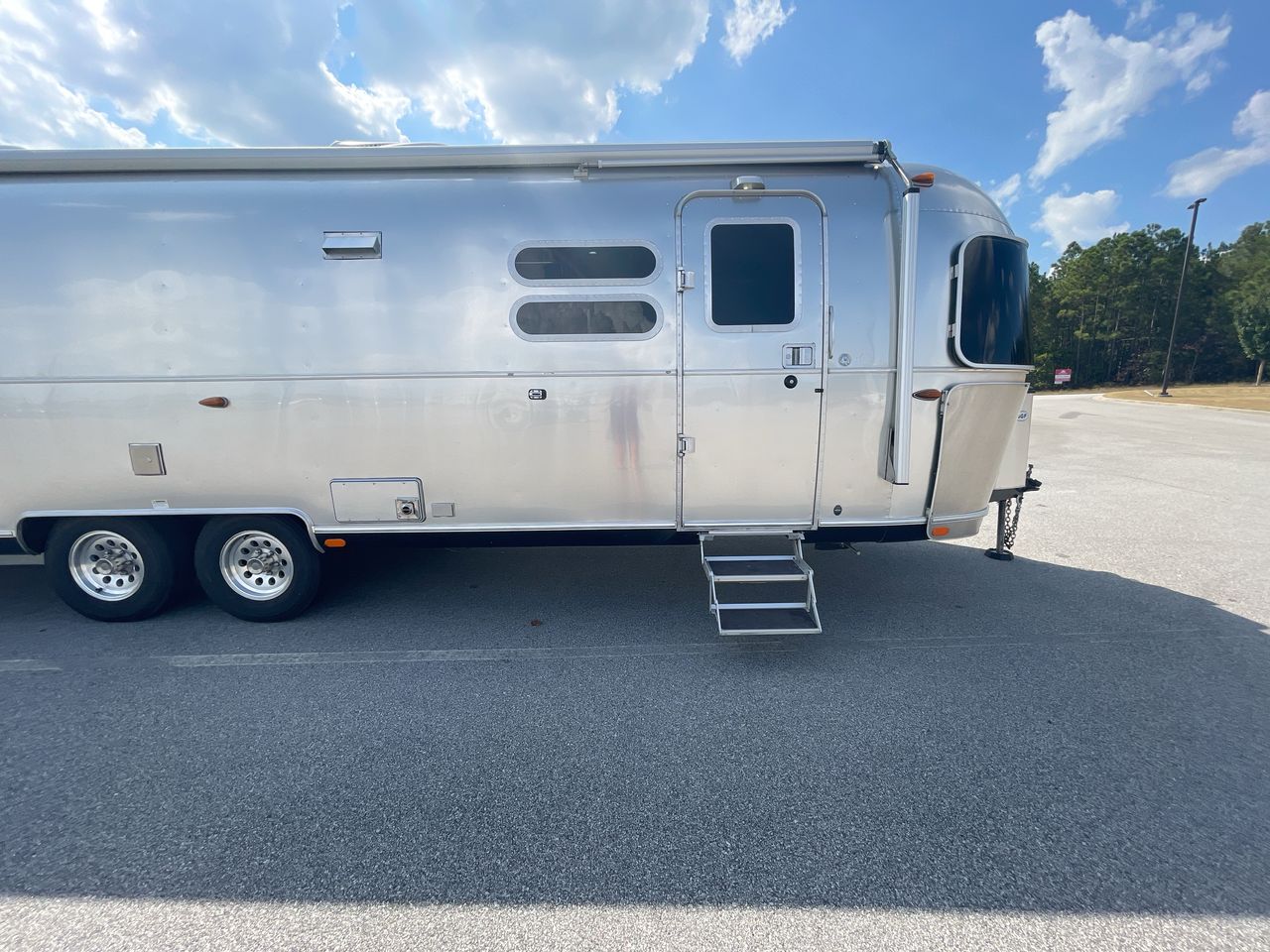 2018 Airstream 30RB (Rear Queen Bed) Base