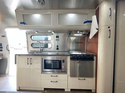 2018 Airstream 30RB (Rear Queen Bed) Base