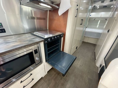 2018 Airstream 30RB (Rear Queen Bed) Base