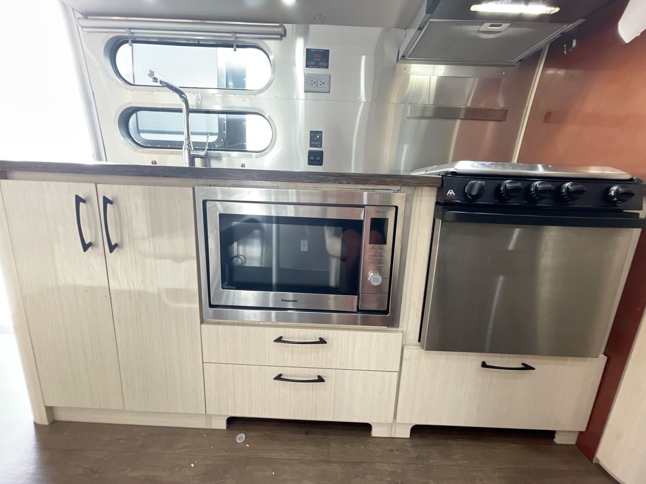 2018 Airstream 30RB (Rear Queen Bed) Base