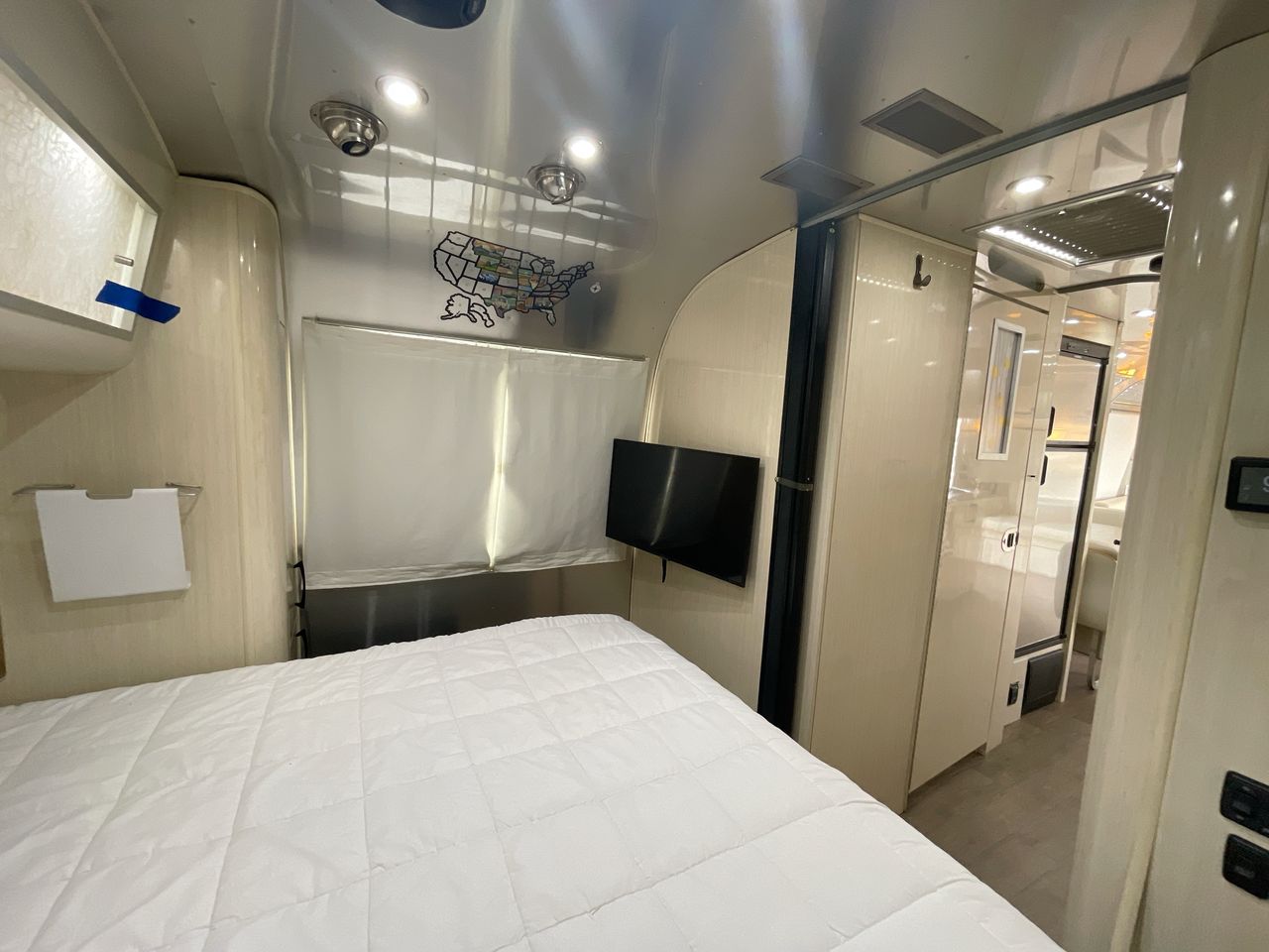 2018 Airstream 30RB (Rear Queen Bed) Base