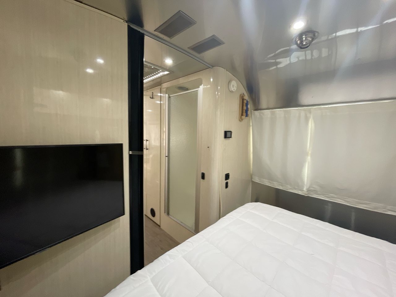 2018 Airstream 30RB (Rear Queen Bed) Base