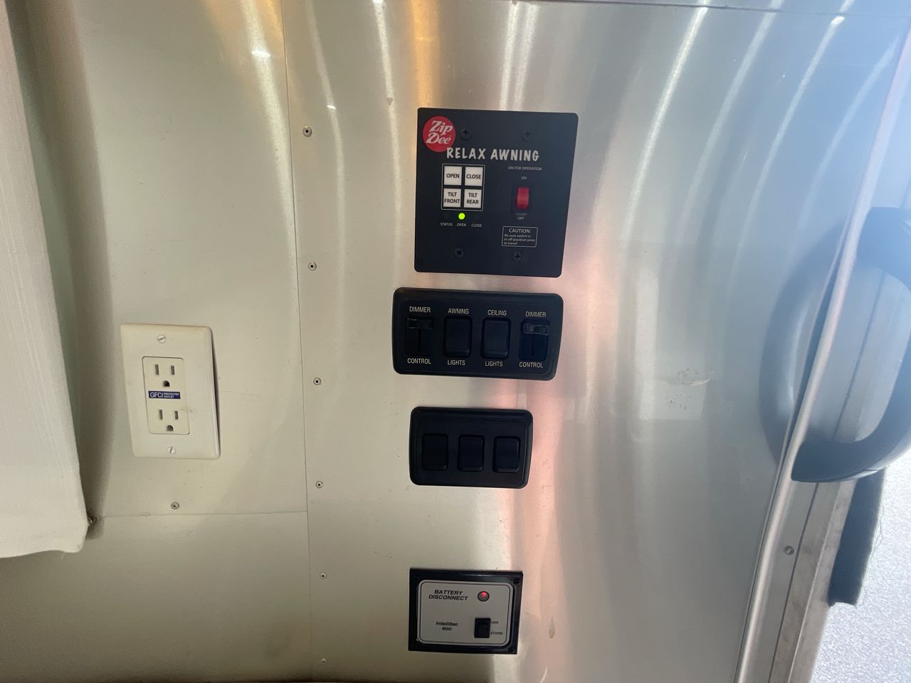 2018 Airstream 30RB (Rear Queen Bed) Base