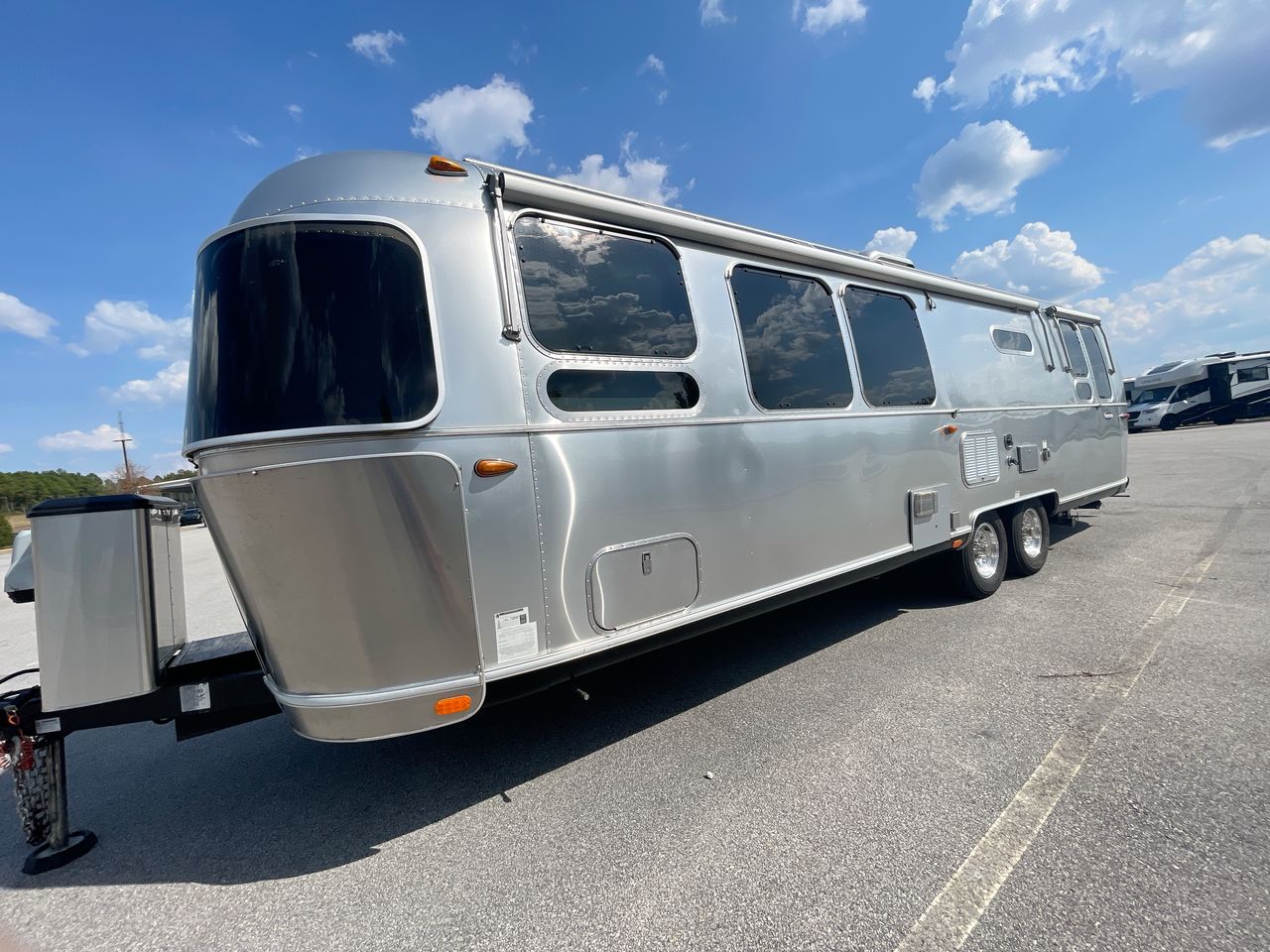 2018 Airstream 30RB (Rear Queen Bed) Base