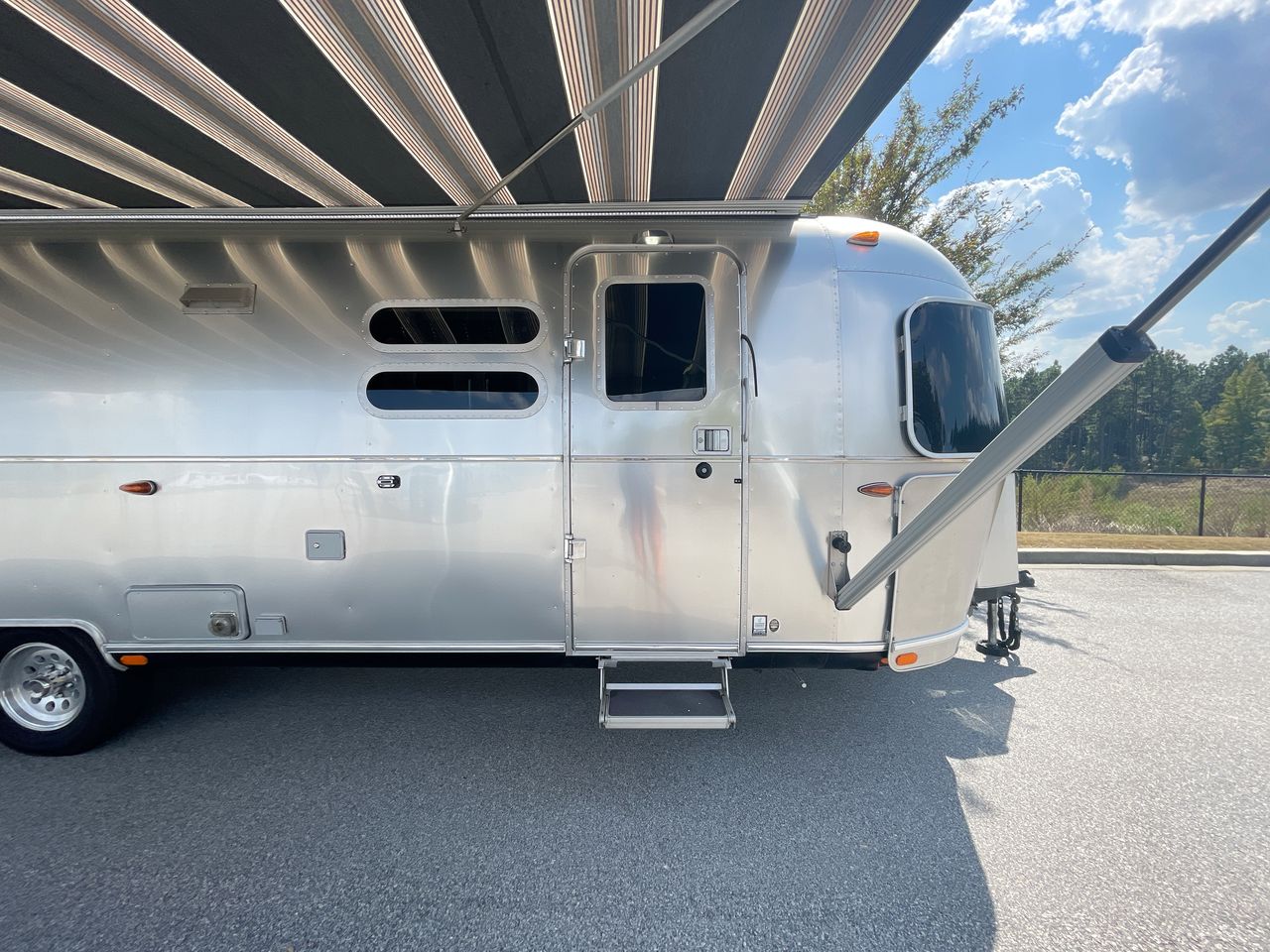 2024 Airstream 30RBT Base