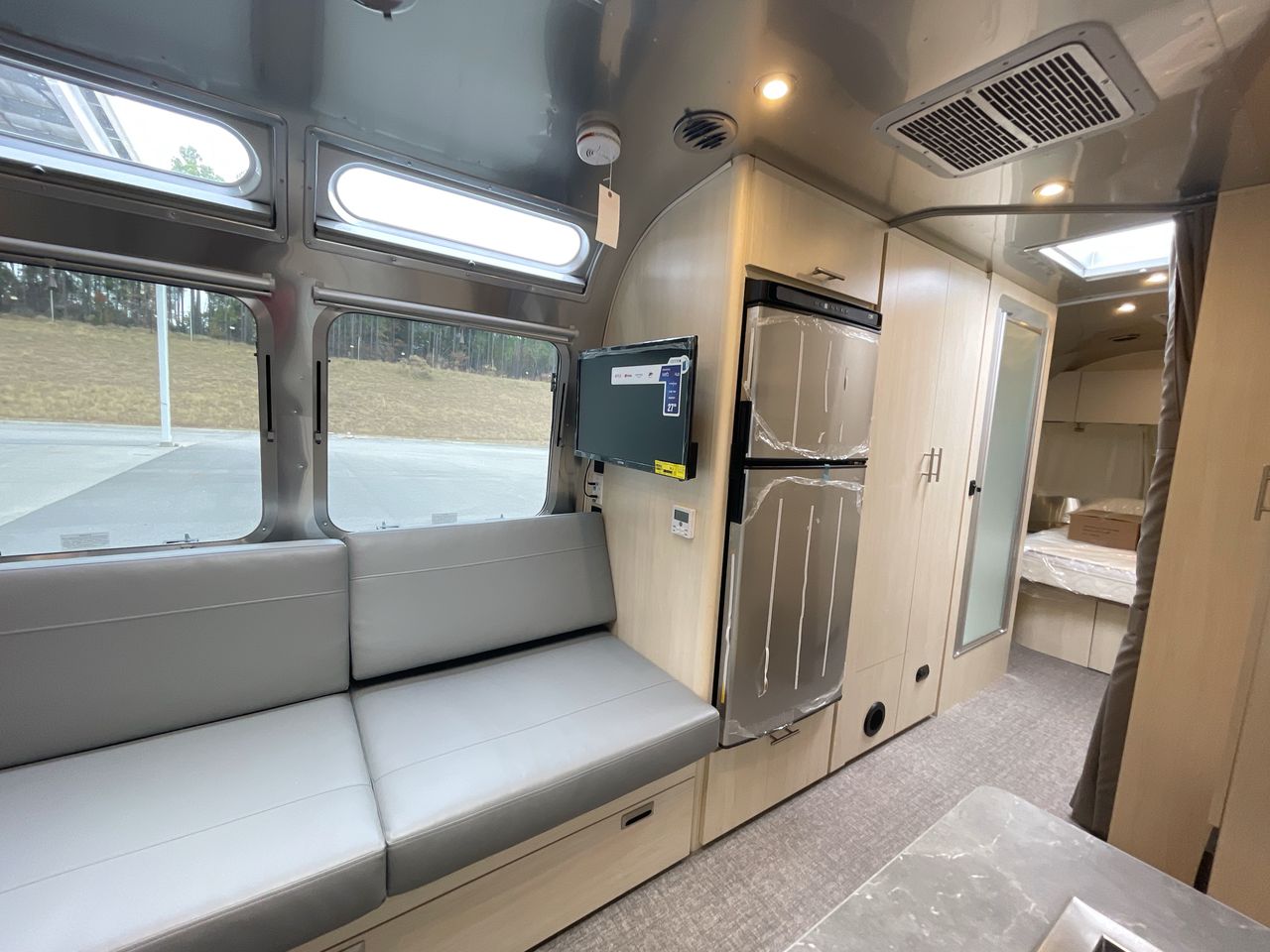 2025 Airstream 27FBQ Base