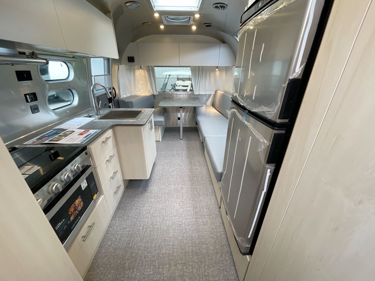 2025 Airstream 27FBQ Base