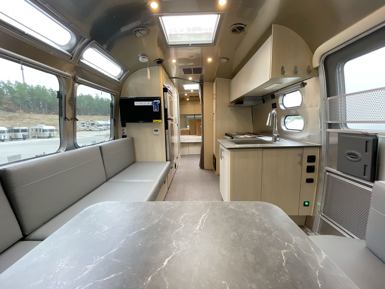 2025 Airstream 27FBQ Base