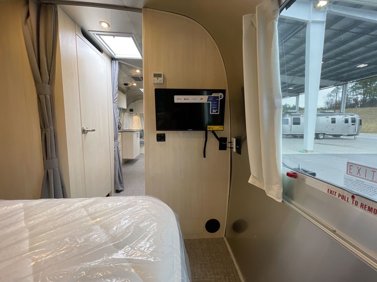 2025 Airstream 27FBQ Base
