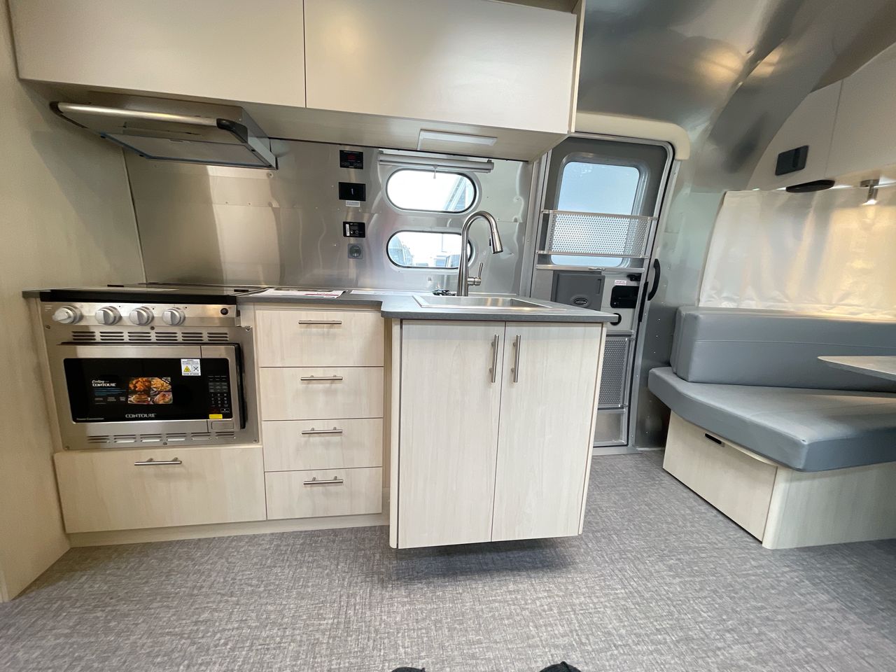 2025 Airstream 27FBQ Base