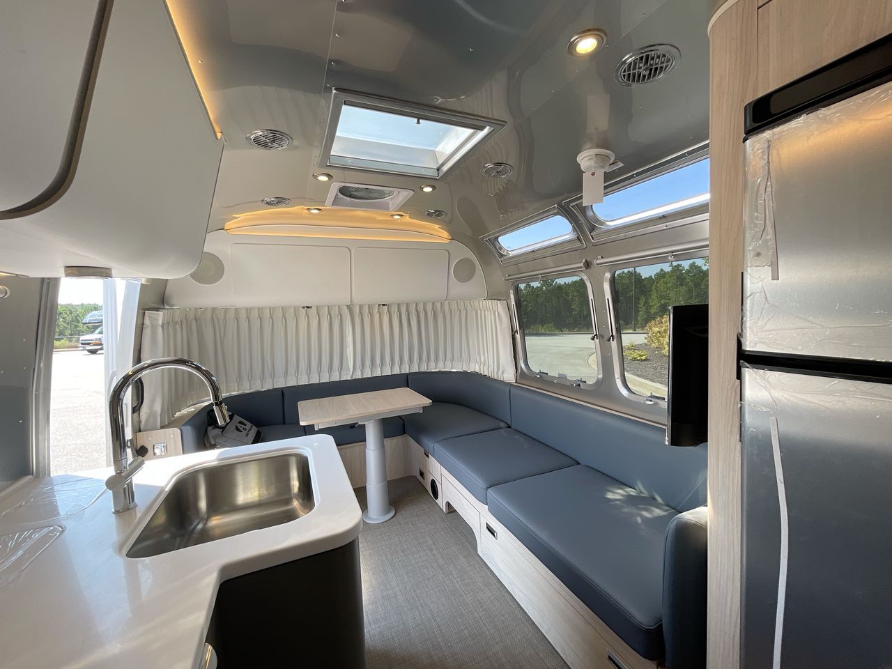 2026 Airstream 27FBQ Base