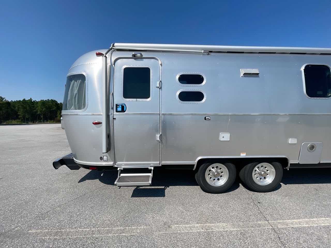 2026 Airstream 27FBQ Base