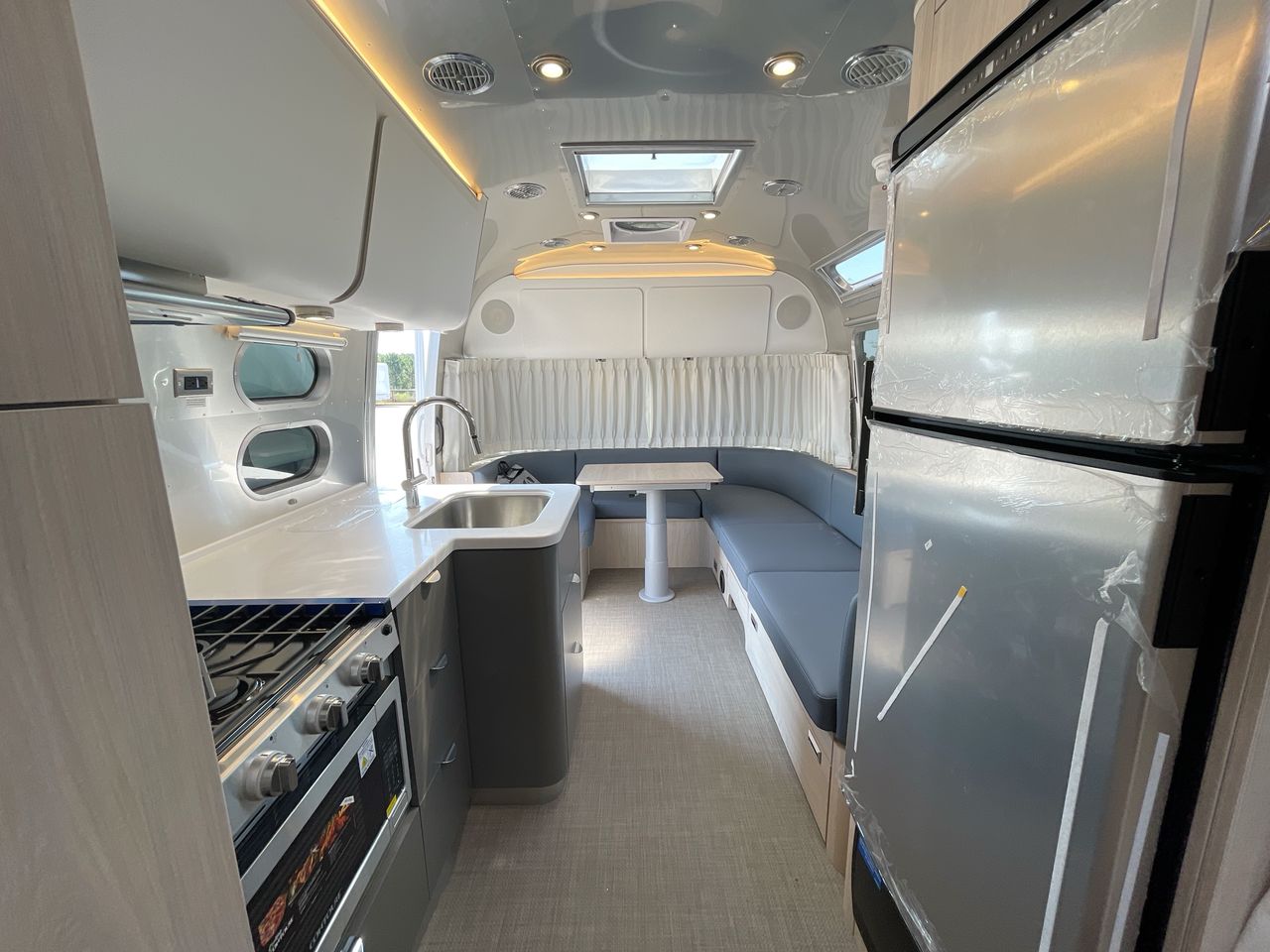 2026 Airstream 27FBQ Base