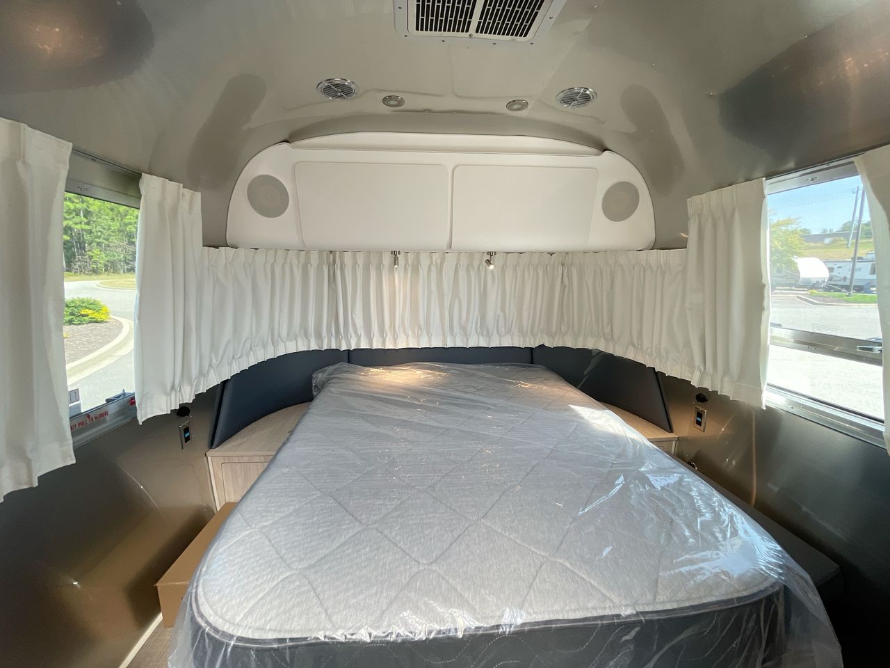 2026 Airstream 27FBQ Base