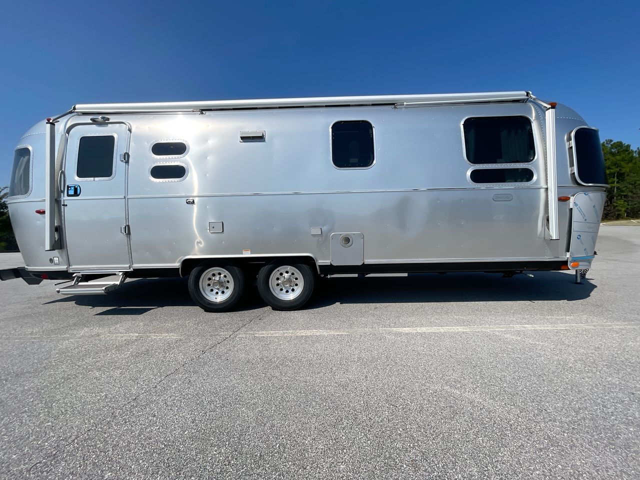 2026 Airstream 27FBQ Base