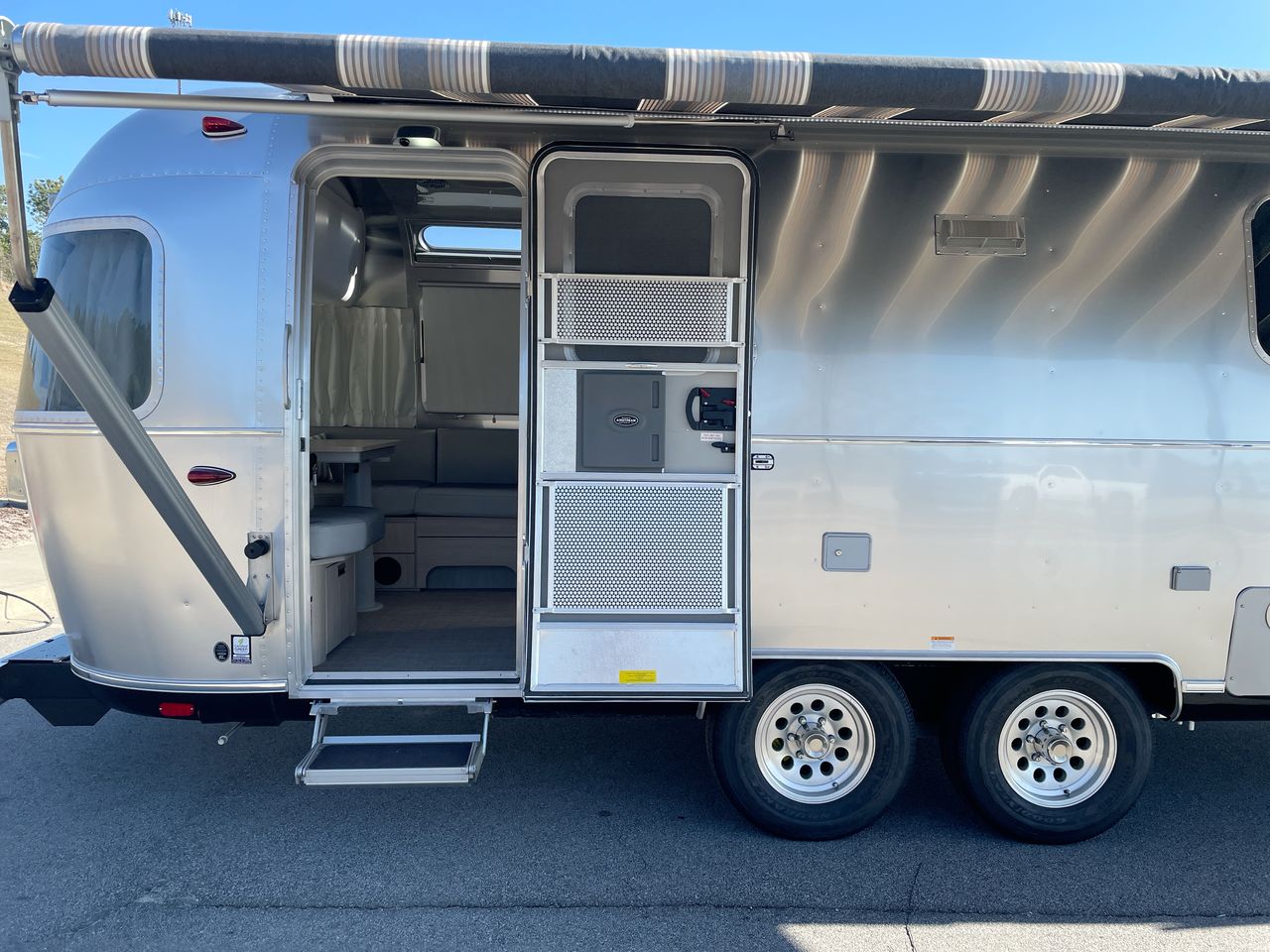 2026 Airstream 27FBT Base