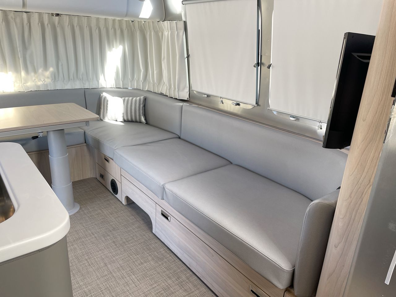 2026 Airstream 27FBT Base