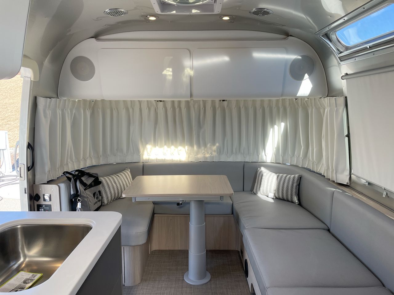 2026 Airstream 27FBT Base