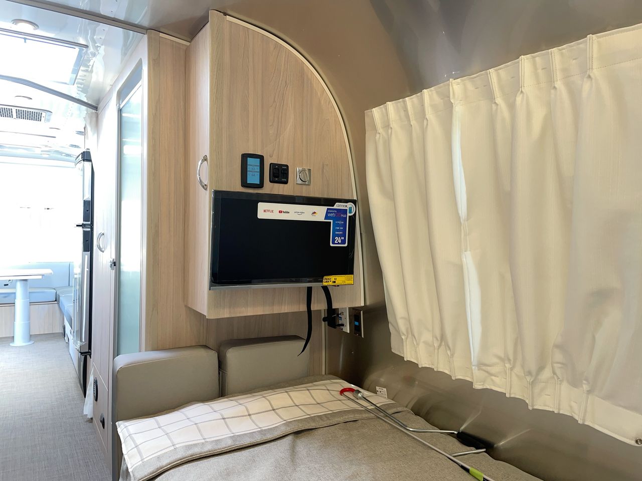 2026 Airstream 27FBT Base