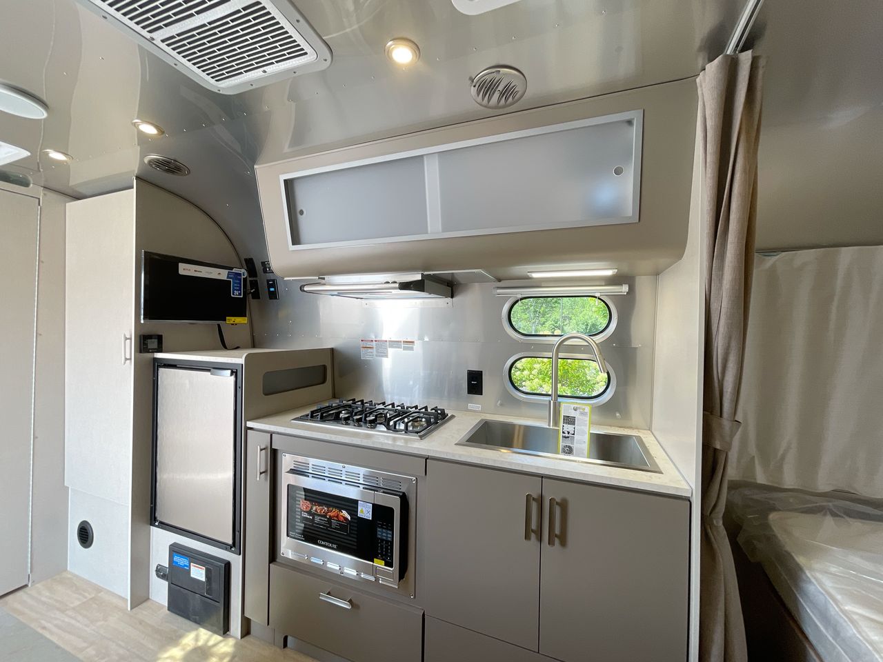 2026 Airstream 22FB Base