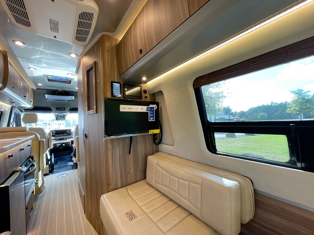 2025 Airstream 24 GL Base