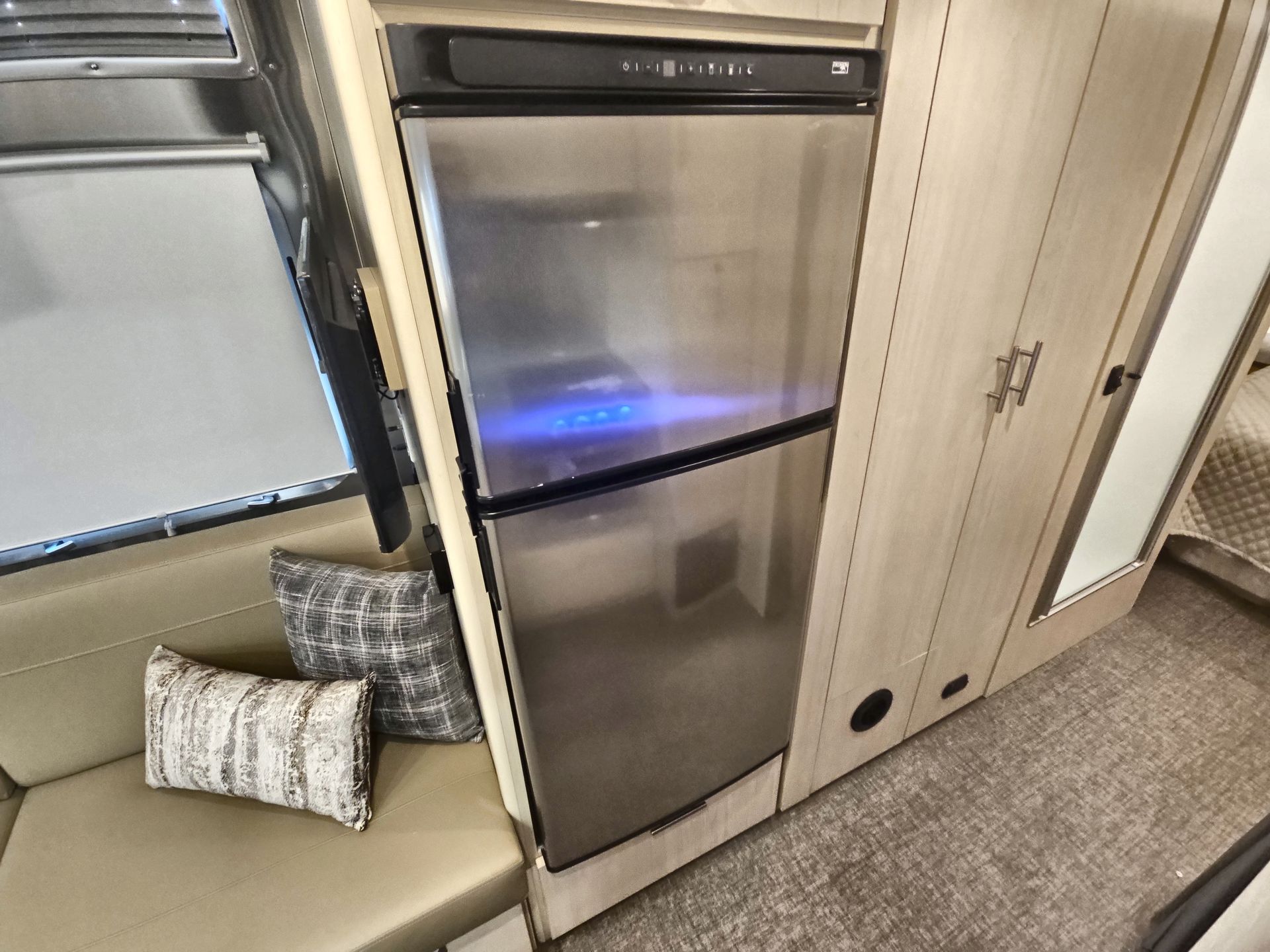 2025 Airstream 27FBQ Base