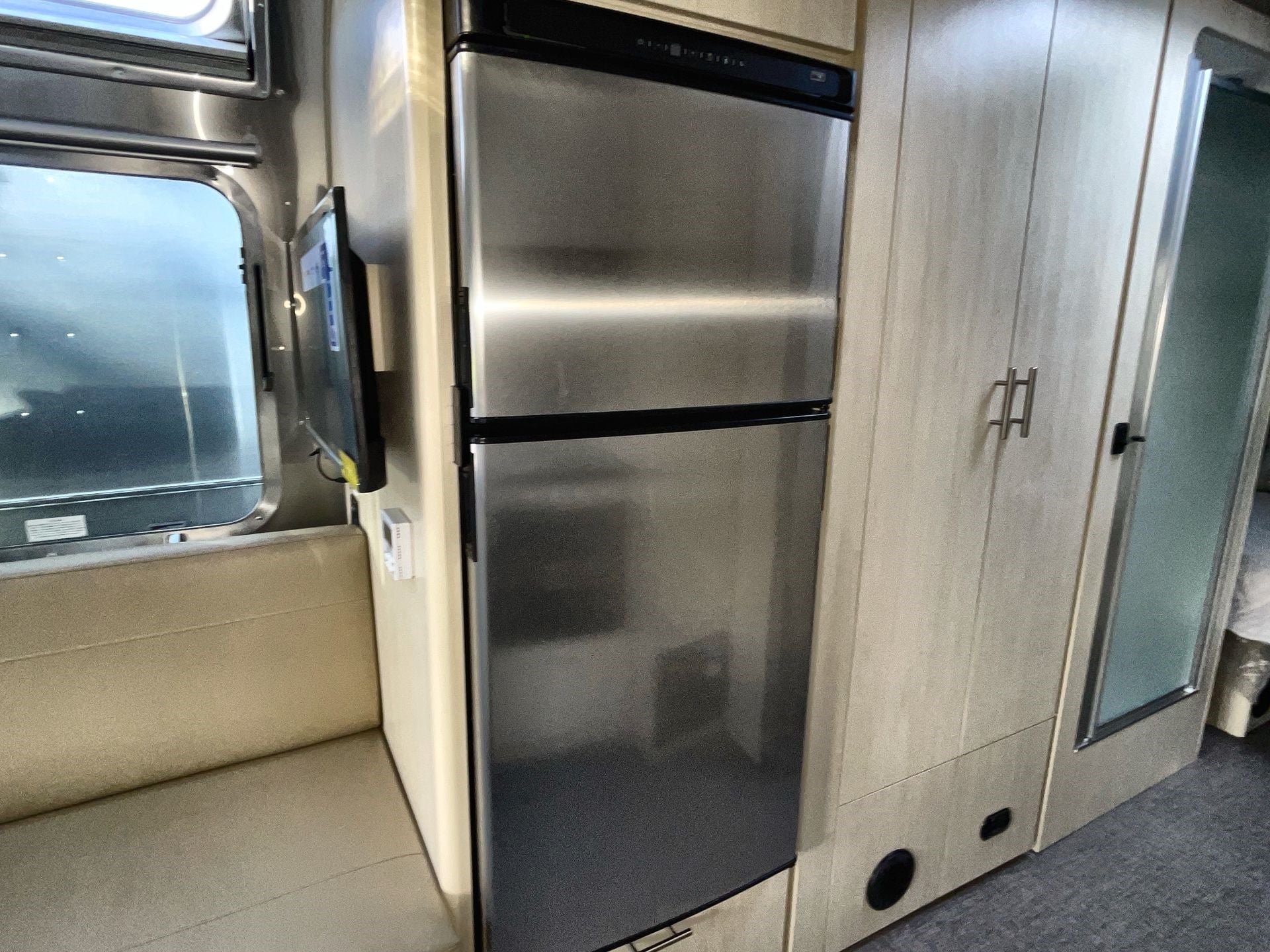 2025 Airstream 27FBT Base