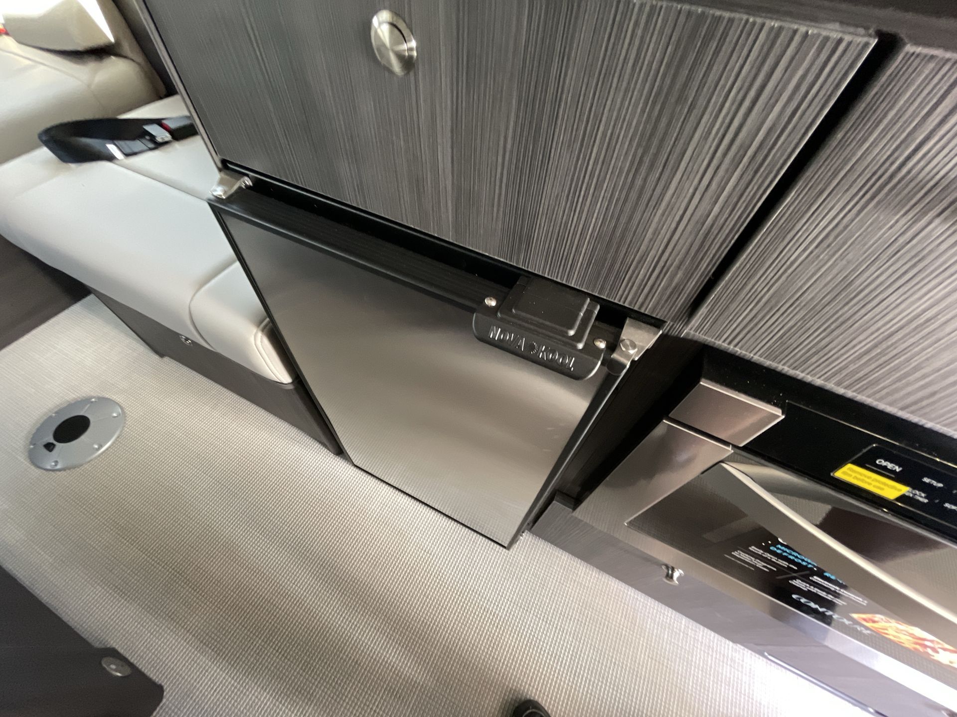 2026 Airstream 24GL 4x2 Passenger Base