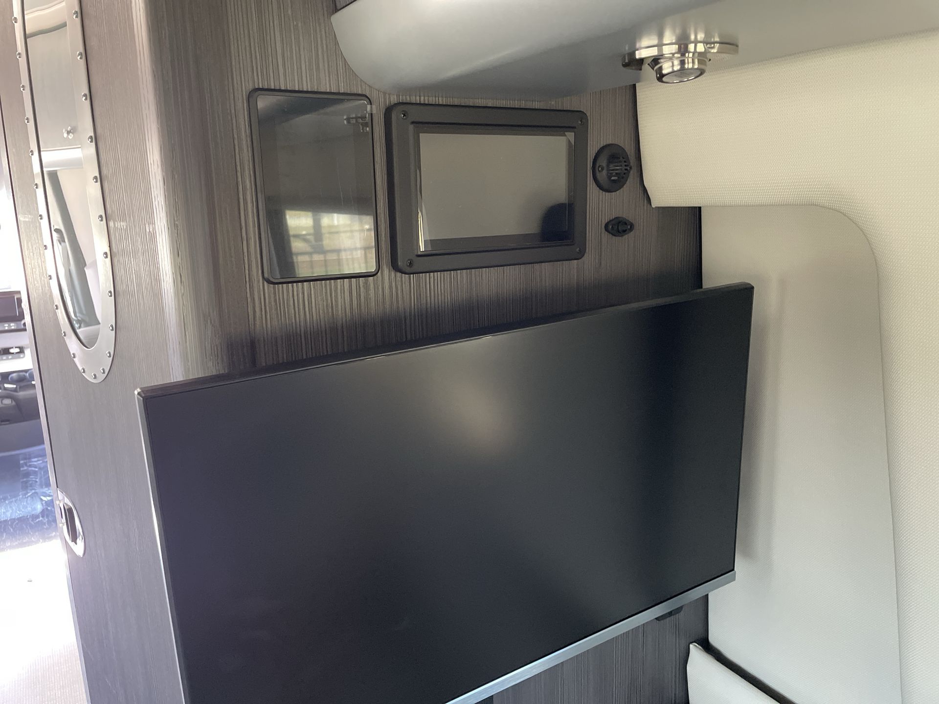 2026 Airstream 24GL 4x2 Passenger Base