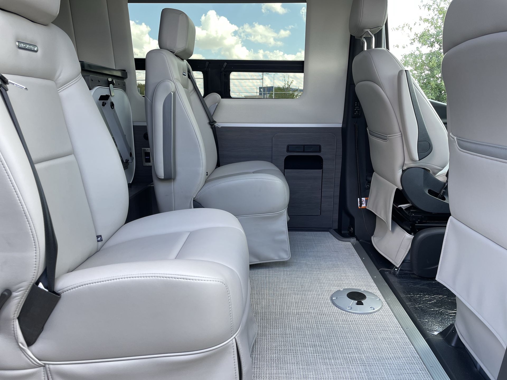 2026 Airstream 24GL 4x2 Passenger Base