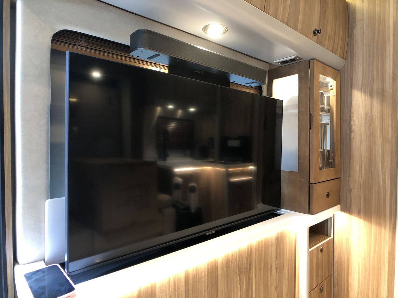 2026 Airstream Murphy Suite Tommy Bahama Base