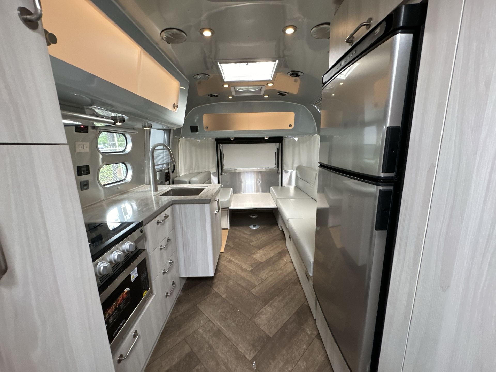 2025 Airstream 27FBT Base