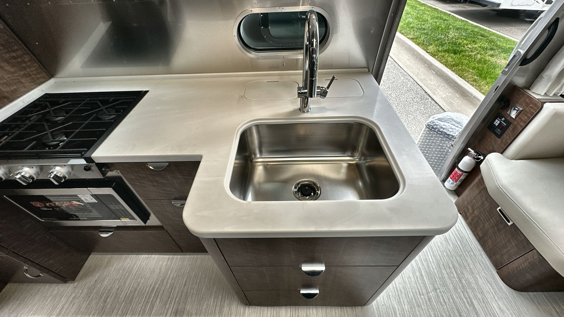 2025 Airstream 27FBQ Base