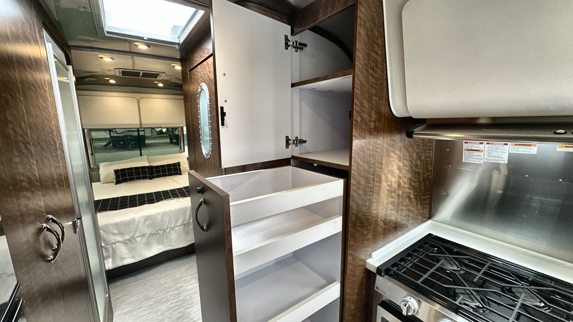 2025 Airstream 27FBQ Base