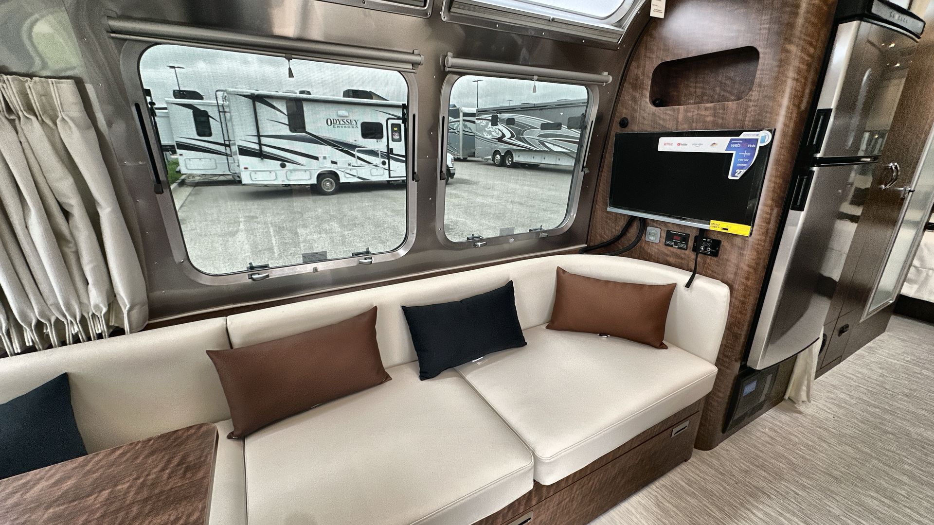 2025 Airstream 27FBQ Base