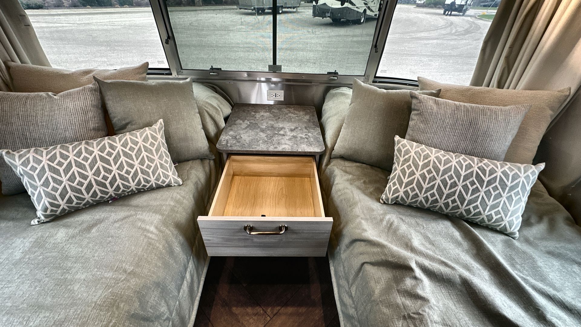 2025 Airstream 25FBT Base