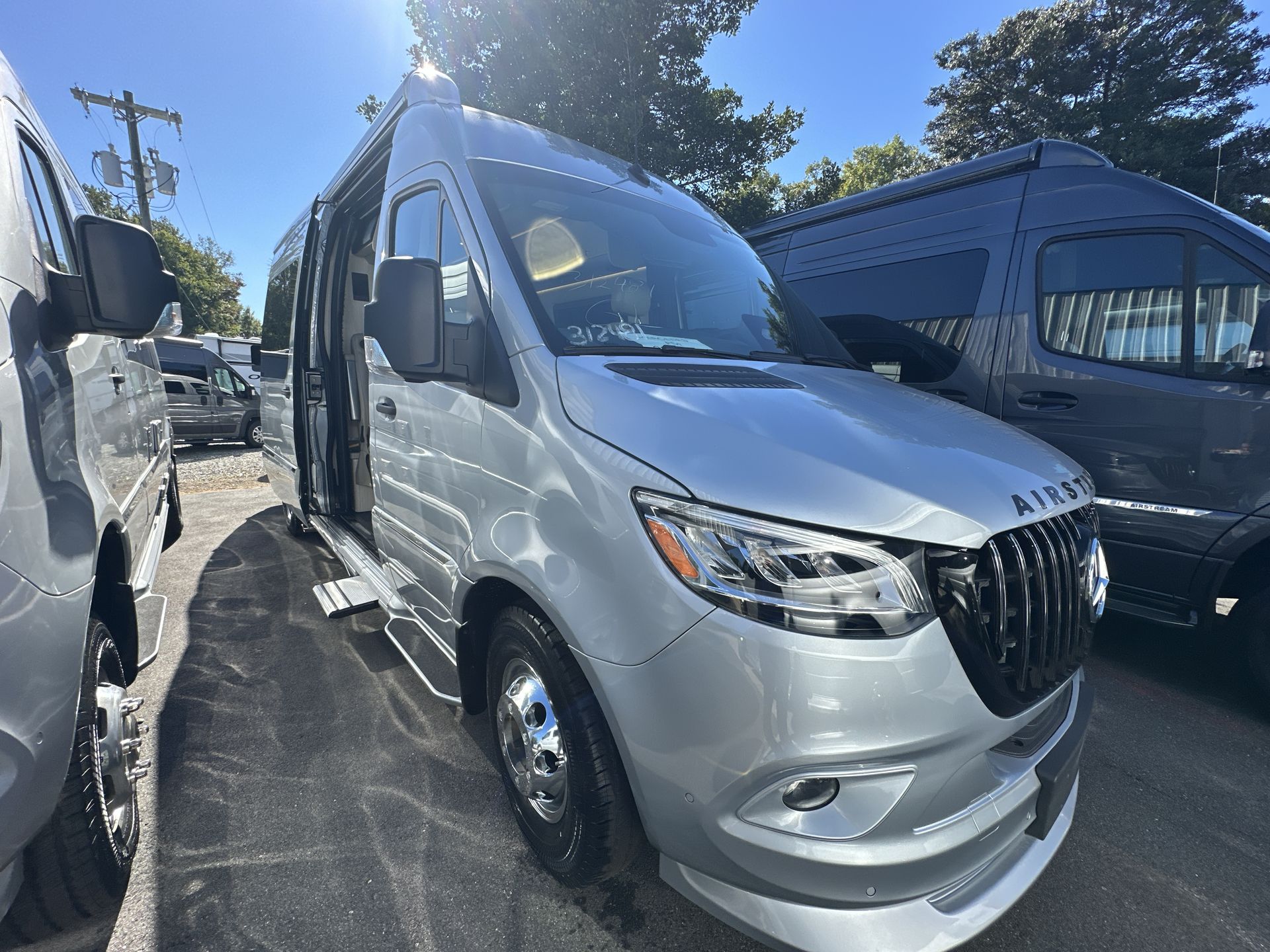 2026 Airstream 24GL 4x2 Passenger Base