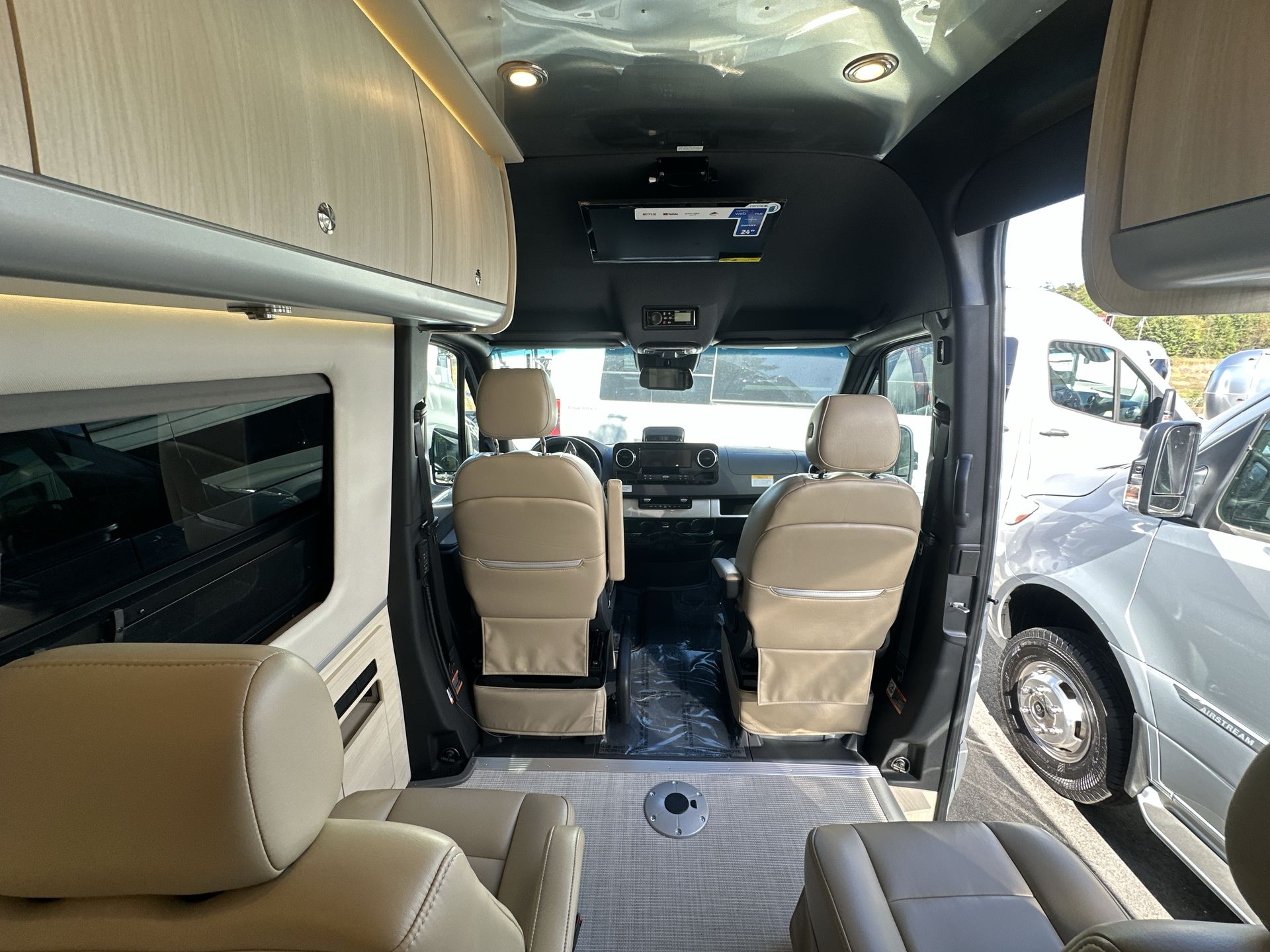 2026 Airstream 24GL 4x2 Passenger Base