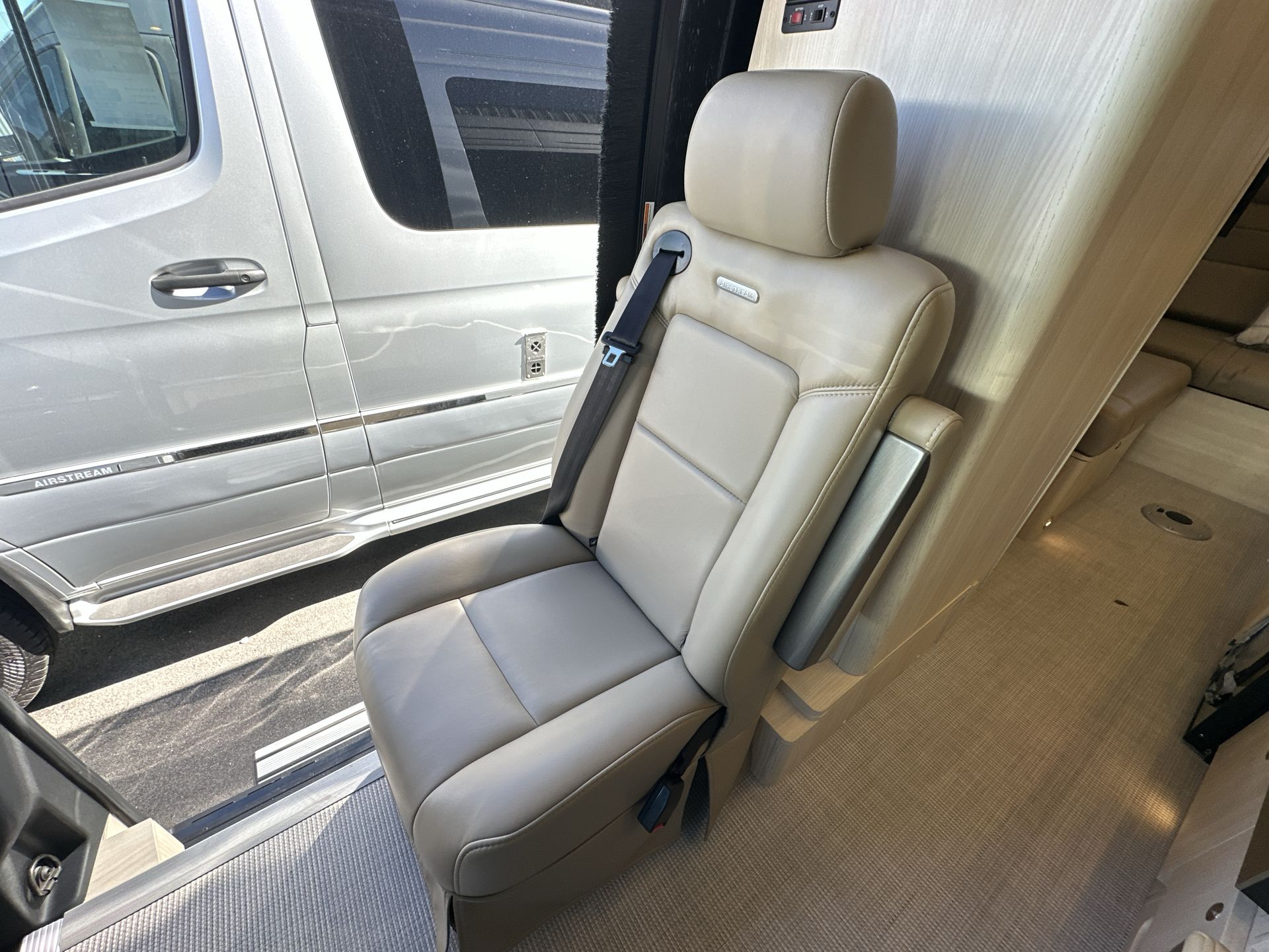 2026 Airstream 24GL 4x2 Passenger Base