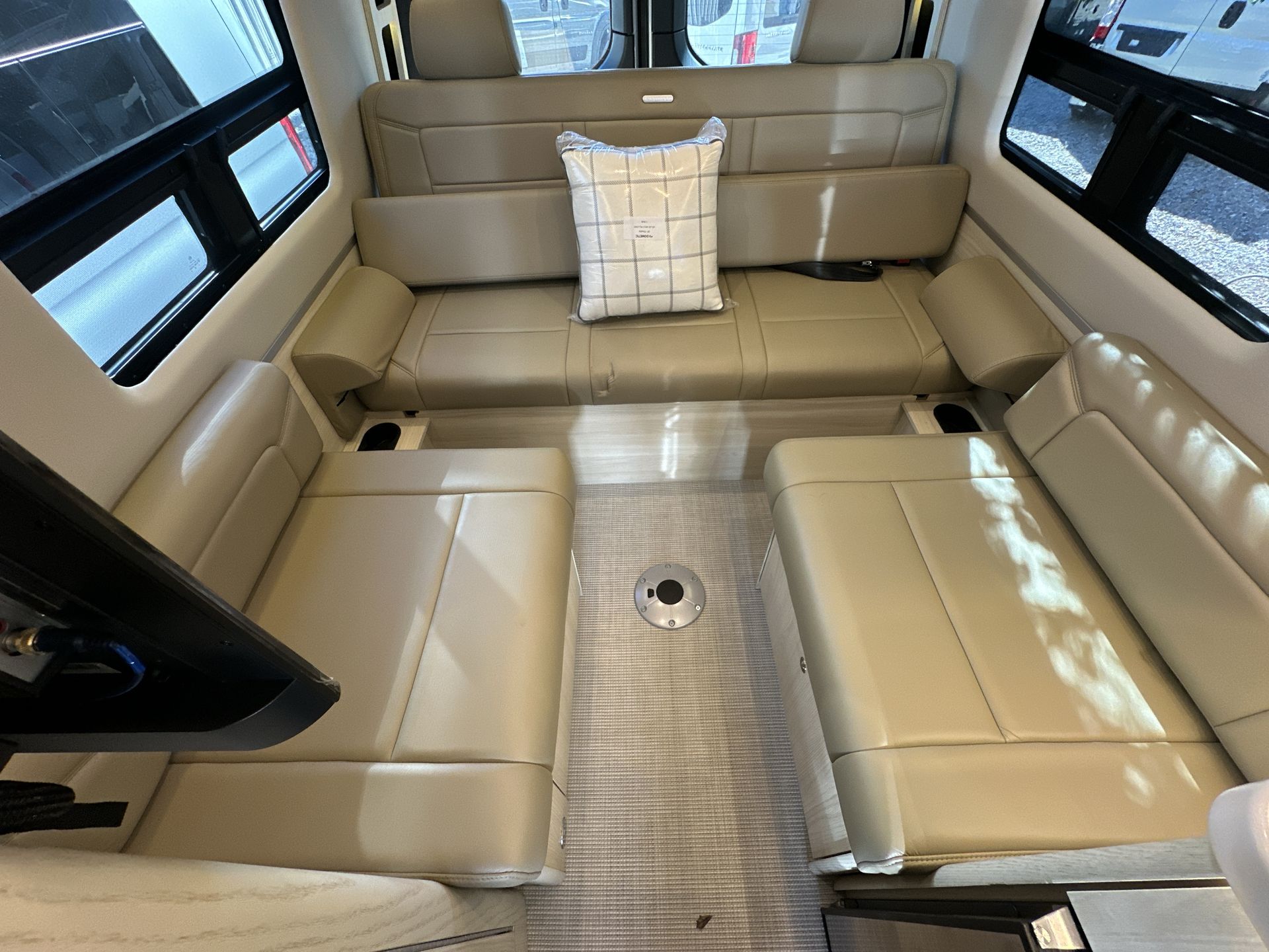2026 Airstream 24GL 4x2 Passenger Base