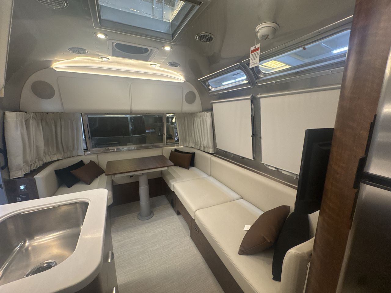 2026 Airstream 27FBQ Base