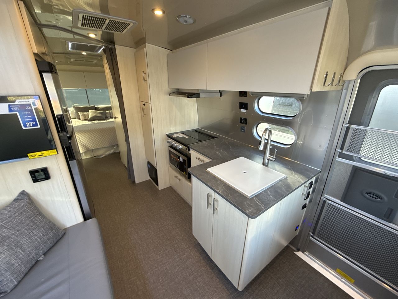 2026 Airstream 27FBQ Base