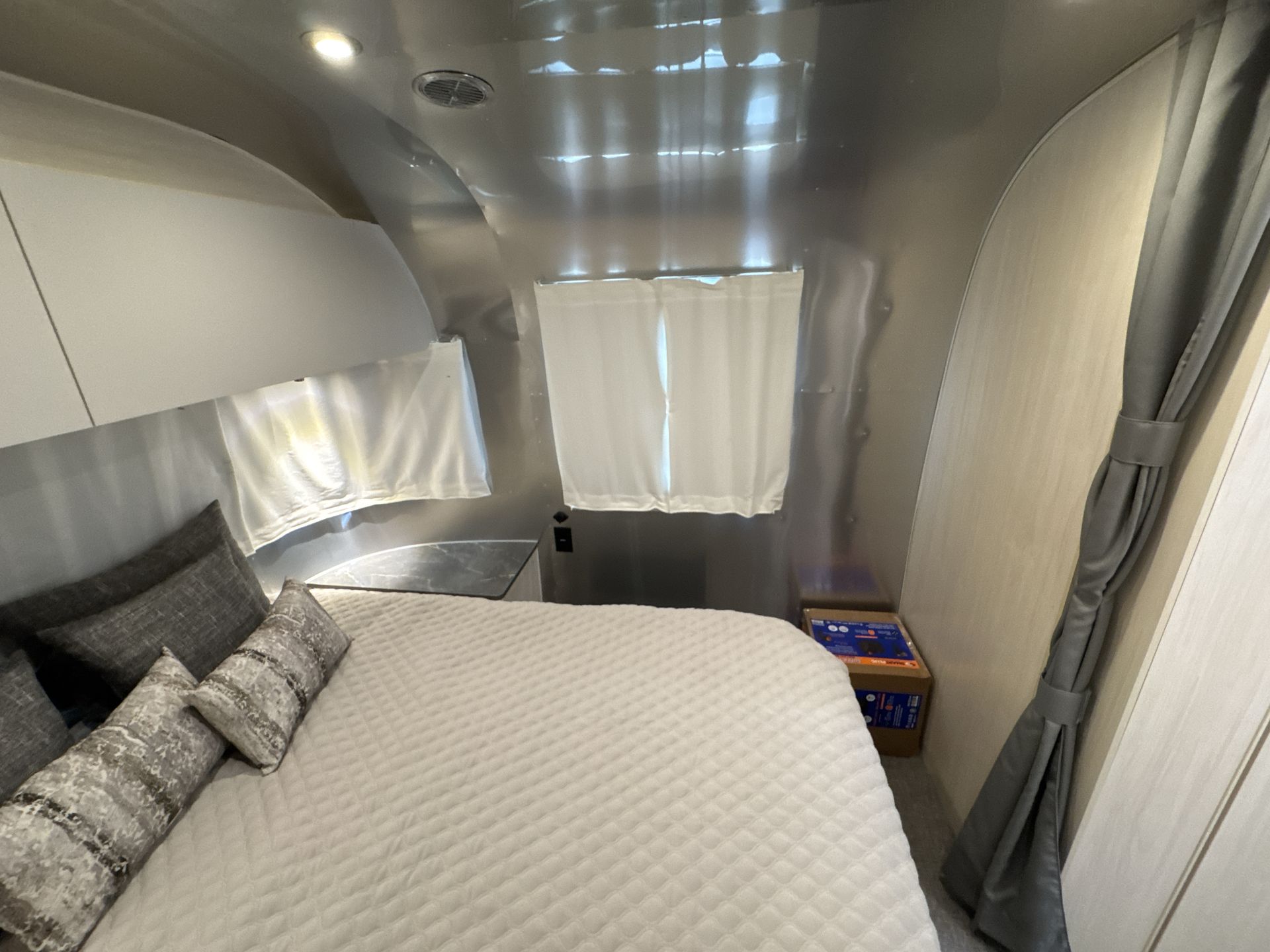 2026 Airstream 27FBQ Base