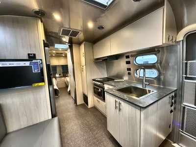 2026 Airstream 27FBT Base