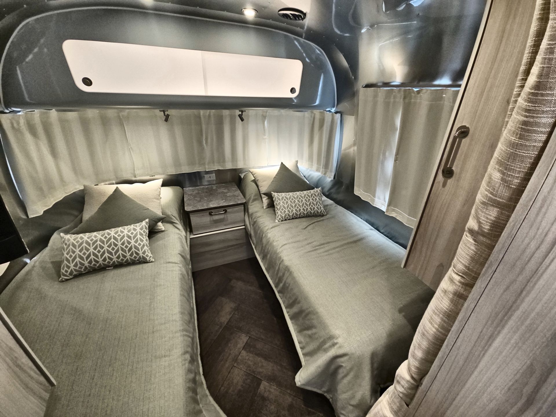 2025 Airstream 27FBT Base