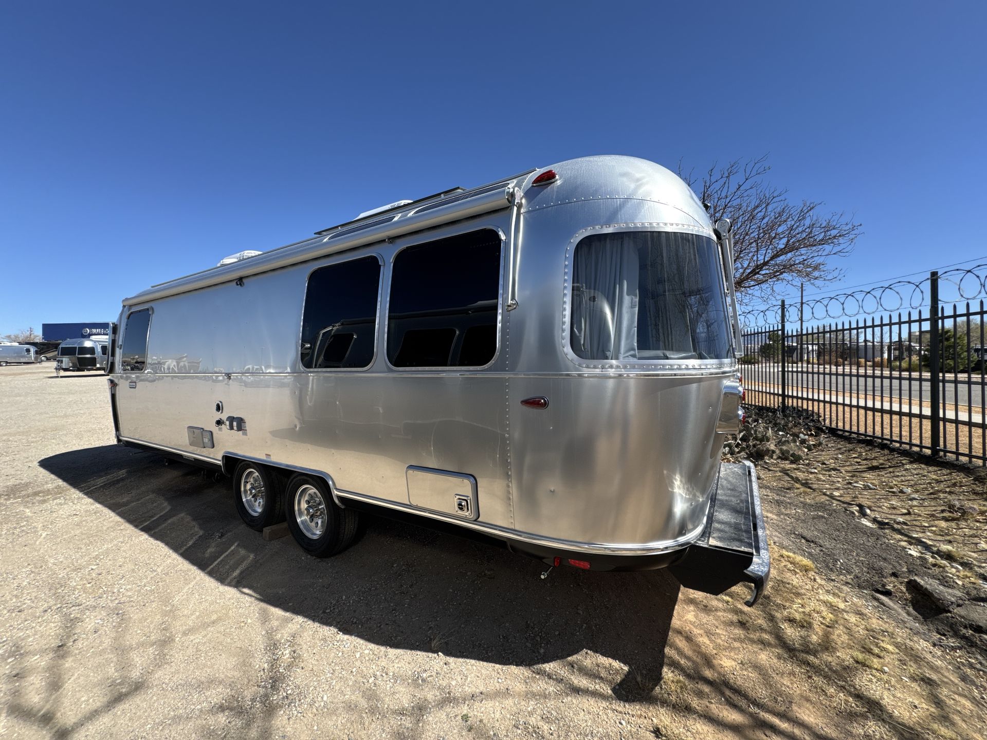 2025 Airstream 27FBQ Base
