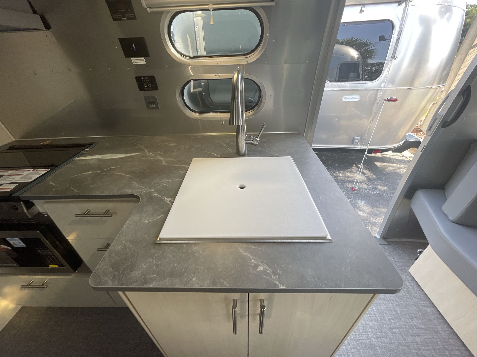 2025 Airstream 27FBQ Base