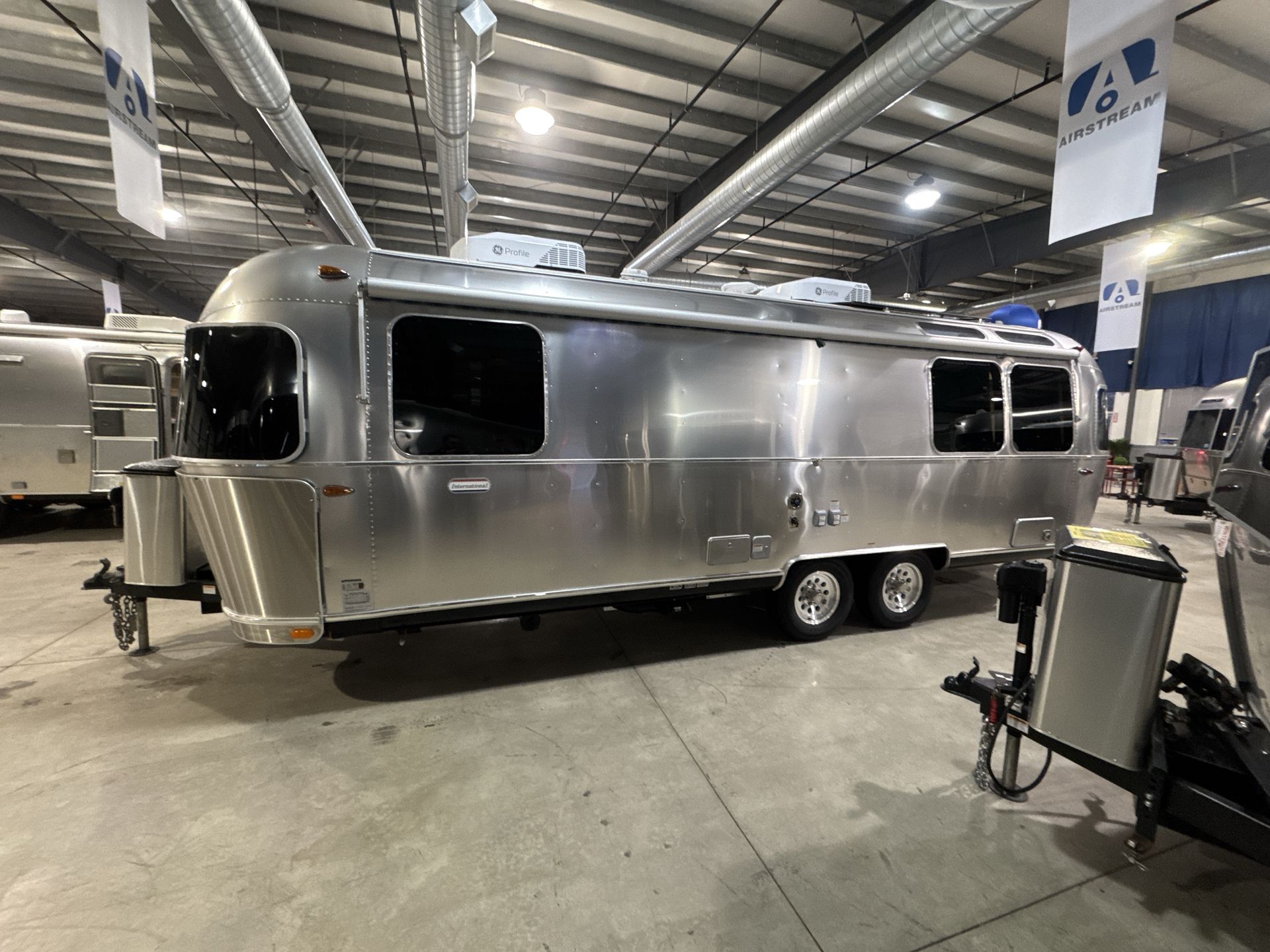 2025 Airstream 27FBQ Base