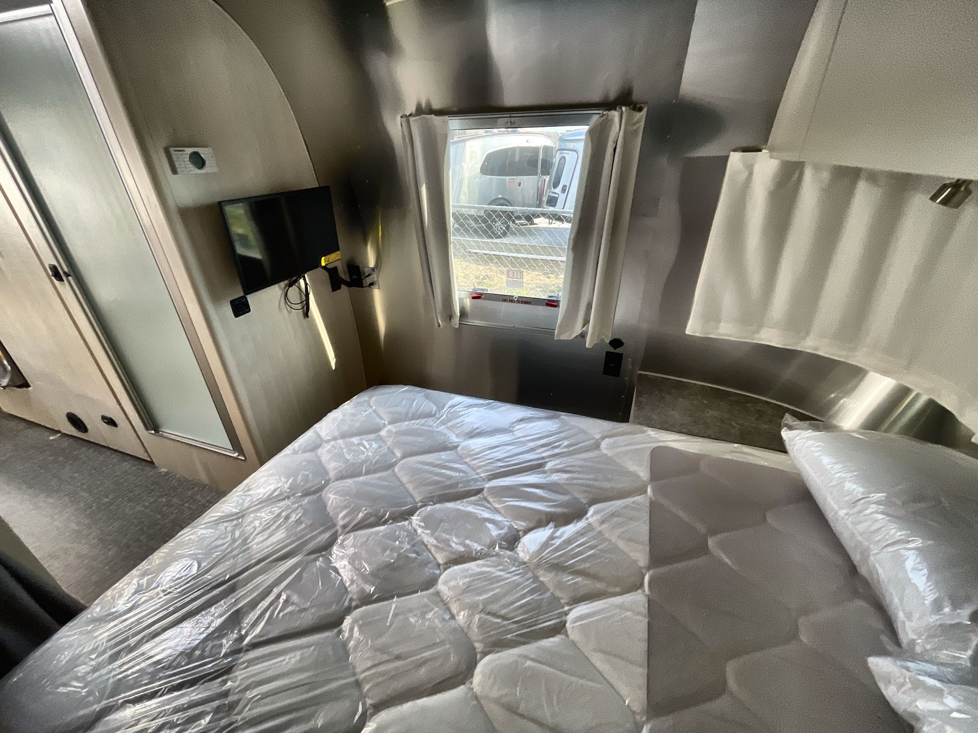 2026 Airstream 27FBQ Base